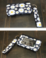 Daisy Wristlet